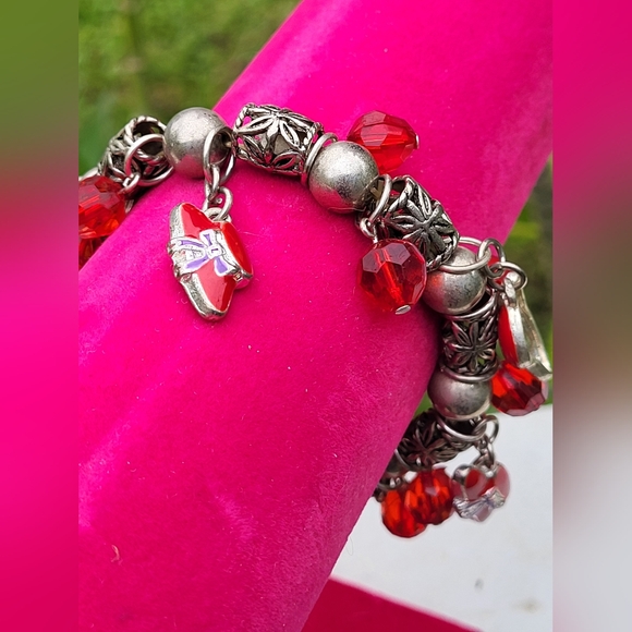 Red Hat beaded bracelet - Picture 2 of 5